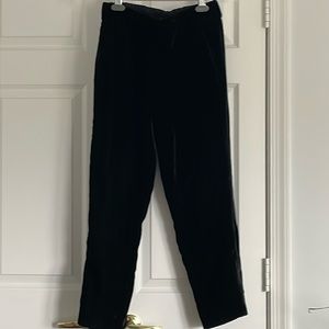 Black velvet cropped pants, with pockets